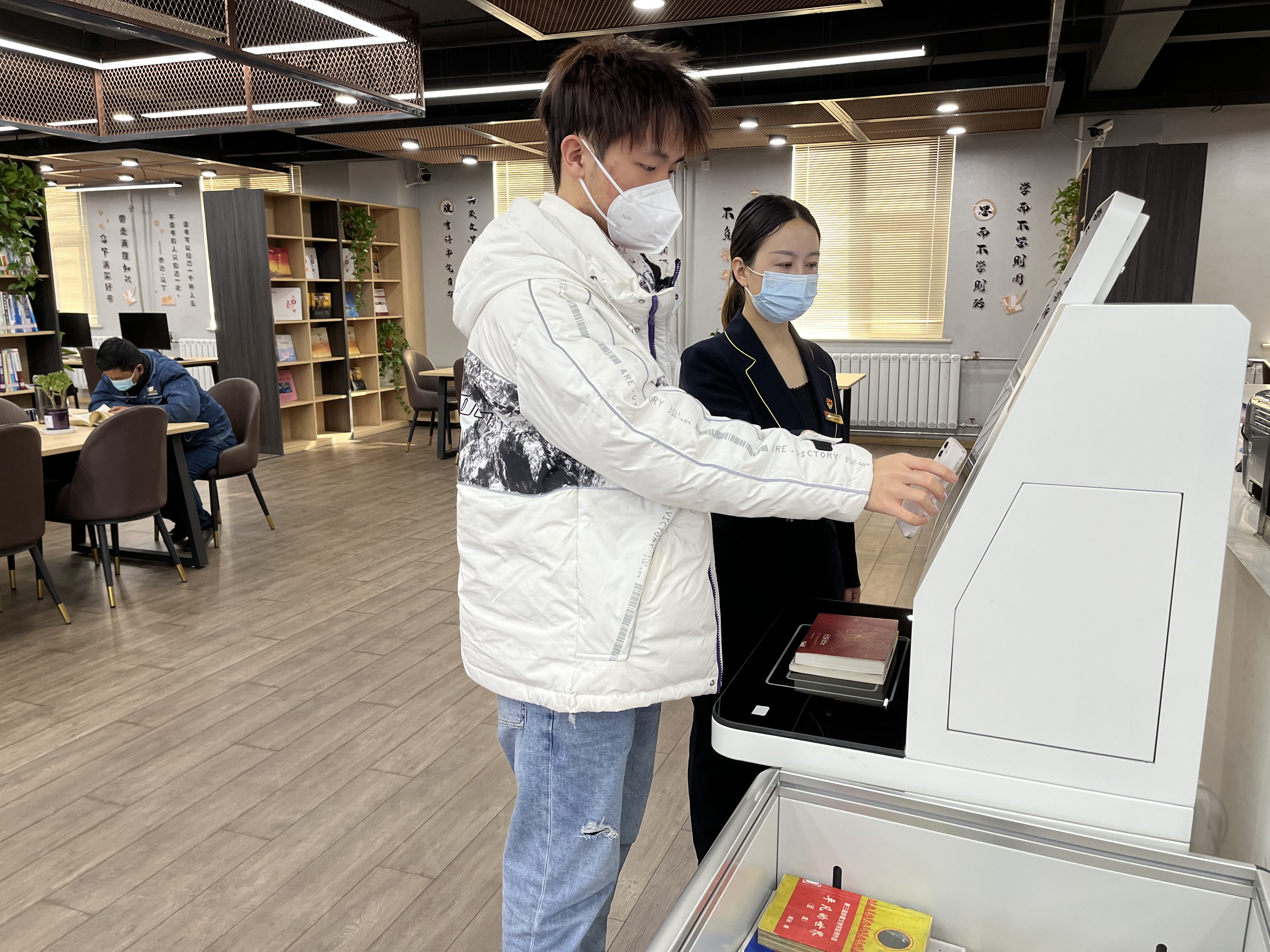 “立刷立借”便捷服務(wù)暖人心 ——龍鋼圖書(shū)館開(kāi)通電子社?？⊕叽a借閱服務(wù)