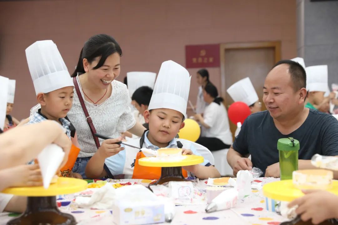 龍鋼公司舉辦2024年女職工玫瑰書香閱讀暨“六一”親子實(shí)踐活動(dòng)