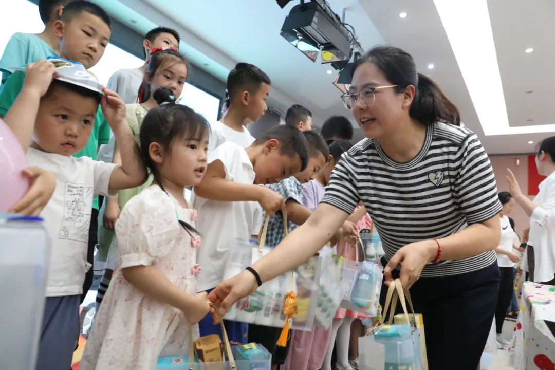 龍鋼公司舉辦2024年女職工玫瑰書香閱讀暨“六一”親子實(shí)踐活動(dòng)